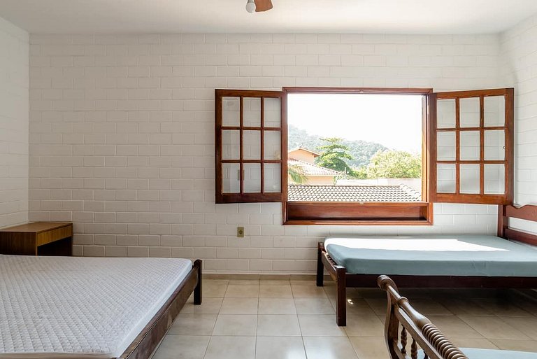 Bare Beach House - 189 sqm home 600m from the beach