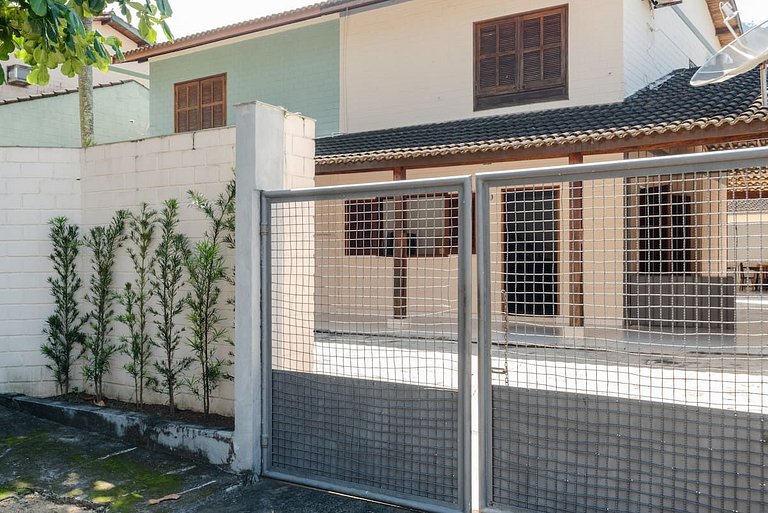 Bare Beach House - 189 sqm home 600m from the beach