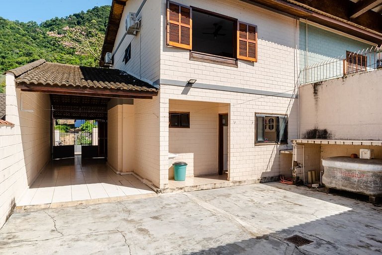 Bare Beach House - 189 sqm home 600m from the beach